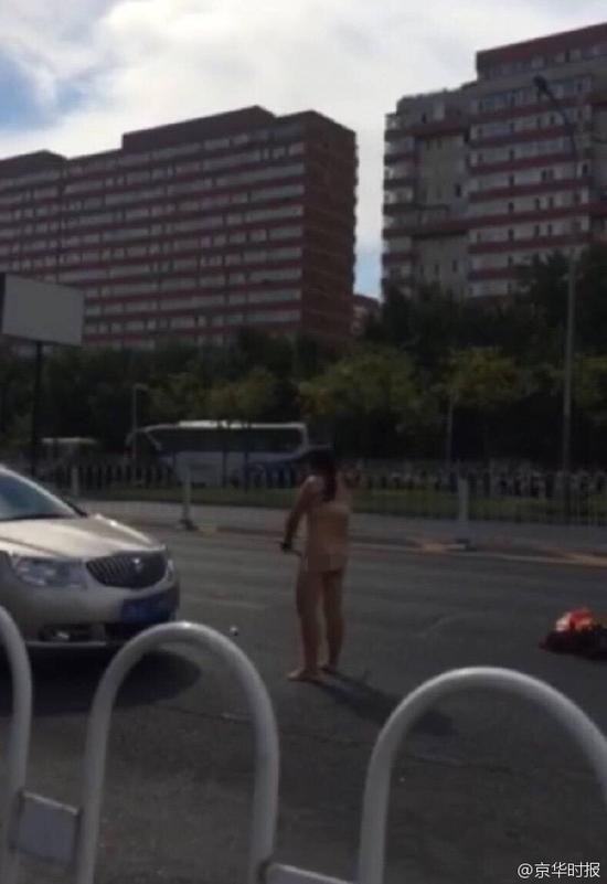 女子疯狂砸车下身一丝不挂 边砸边唱歌吓坏路人