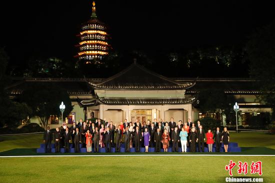 9月4日,国家主席习近平和夫人彭丽媛在杭州西子宾馆举行宴会,欢迎出席二十国集团领导人杭州峰会的外方代表团团长及所有嘉宾。图为习近平和彭丽媛同外方代表团团长及其配偶在室外草坪合影留念。 中新社记者 盛佳鹏 摄