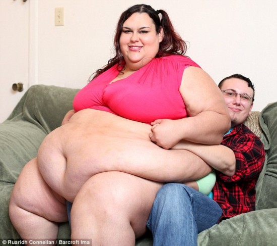 据每日邮报9月6日报道，27岁的Monica Riley来自美国德克萨斯州，目前体重约为317.5公斤，然而她从未想过减肥，反而想成为世界上最重的女人，她为自己定的目标是454公斤。她希望自己胖到根本动不了，“瘫”在床上。Monica 25岁的男友Sid Riley每天的工作就是为她做饭，帮助她翻身，并用漏斗给她喂食。