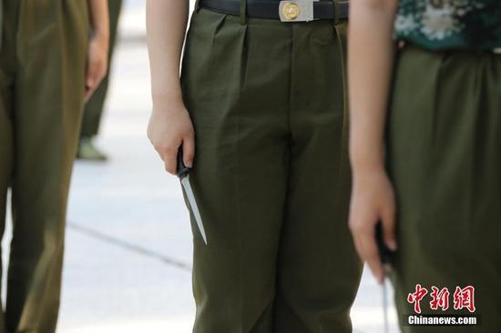 校武装部军事教员张威表示,往年军训汇报表演只有男子特训方队的演练,2016年,考虑到匕首操更能展现女生的飒爽英姿,也为了平衡男女比例,所以增设了女子匕首连。