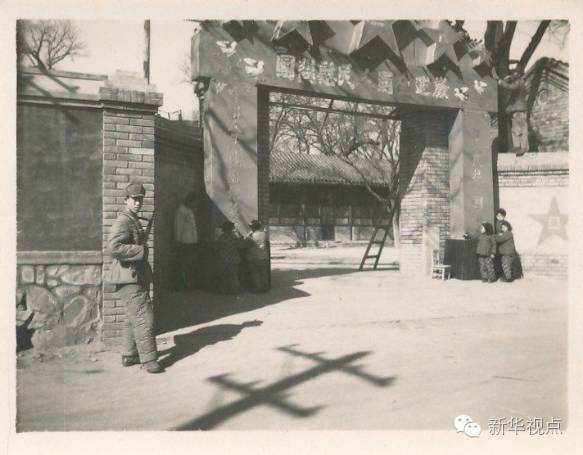 上世纪50年代的学校大门(八一学校供图)