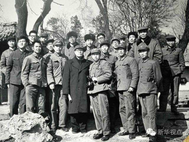 这张珍贵的照片拍摄于1979年3月1日。习近平和当年的老师同学一起回到学校,参加庆祝建校32周年活动。(八一学校供图)