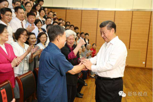 习近平同陈仲韩、陈秋影等几位老师一一握手,愉快回忆往事,还聊起其他老师、同学的近况。习近平说,看到各位老师精神这么好,我心里特别高兴。当年老师对我们要求十分严格,现在回想起来,终生受益。