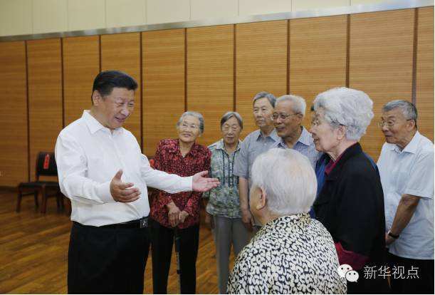 一位老师情不自禁地对总书记说:“您心里总是装着学校,装着老师,装着同学。”