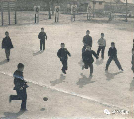 当年学生们在操场踢球(八一学校供图)