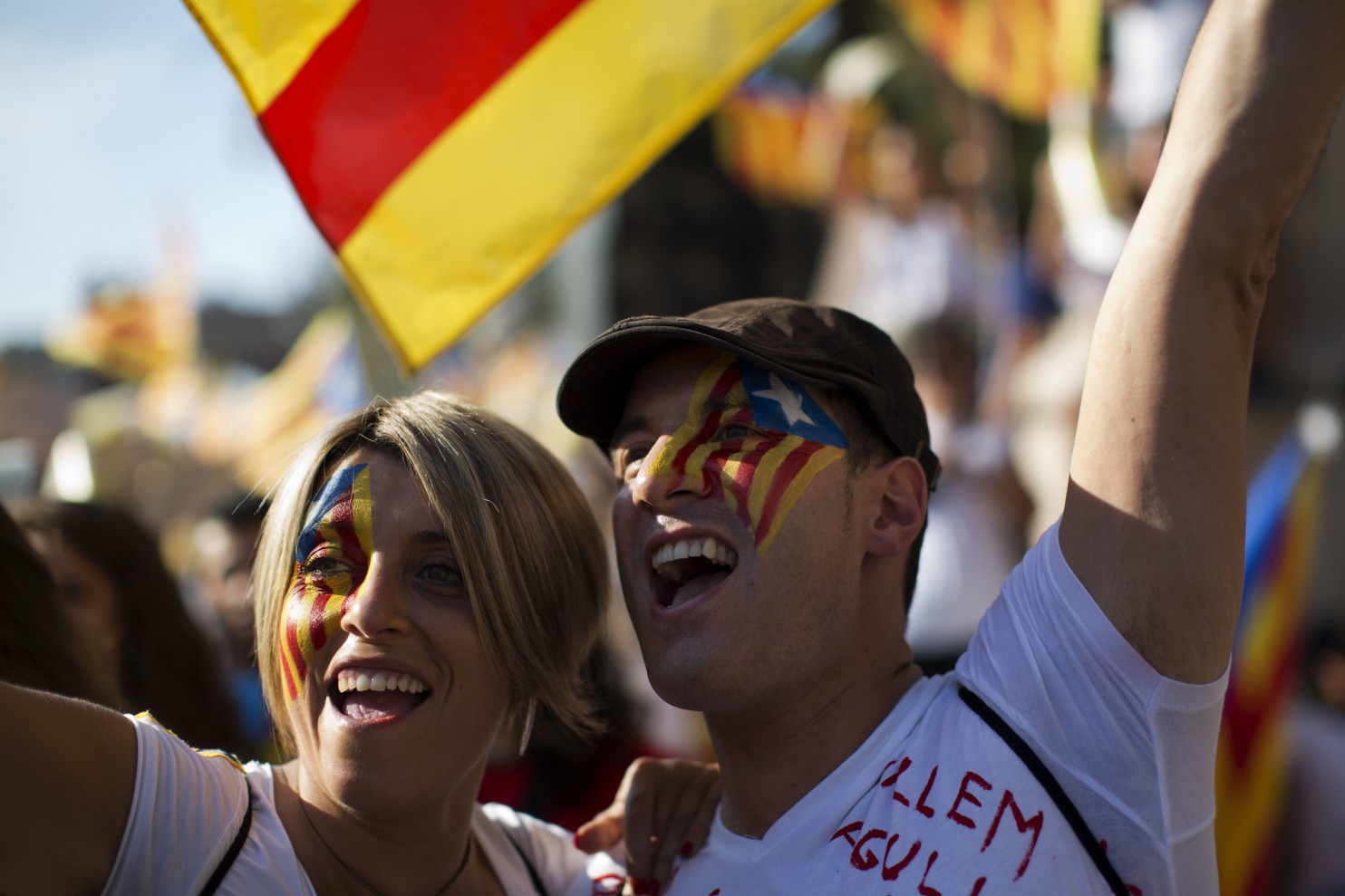 当地时间9月11日，有超过80万加泰罗尼亚民众在首府巴塞罗那和其他城市举行游行集会，要求脱离西班牙独立。