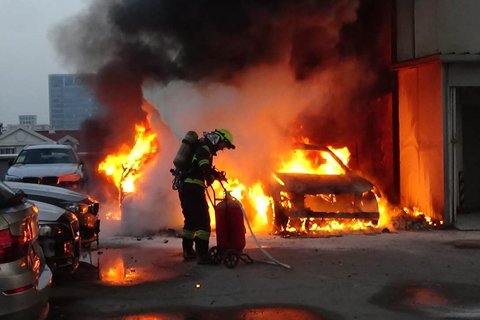 北京石景山一家宝马4S店楼顶起火4辆车被烧