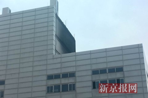 北京石景山一家宝马4S店楼顶起火4辆车被烧