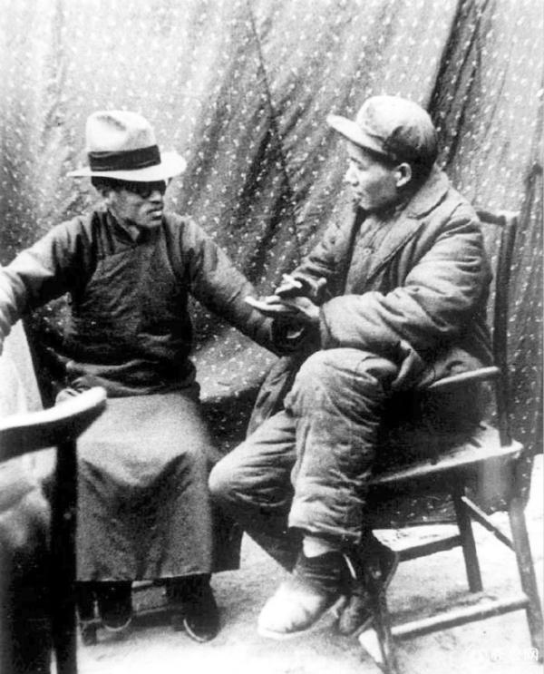 1938年,梁漱溟(左)在延安和毛泽东会谈。