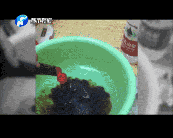 在这个疯狂的团伙中,还有一种做旧的技术远比“醋水”看上去更上档次。 记者发现,这些人先拿了一个白色瓶子的,在假币上喷了几下,然后立即换成一个蓝色的瓶子,继续在假币上喷。