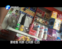 记者连续10几次的测试,所有人都只在意百元大钞的真假,并没有一个人在收钱的时候发现这些小额假币。记者决定把真假币混在一起,直接拿着这些假币,换大面额的真钱。