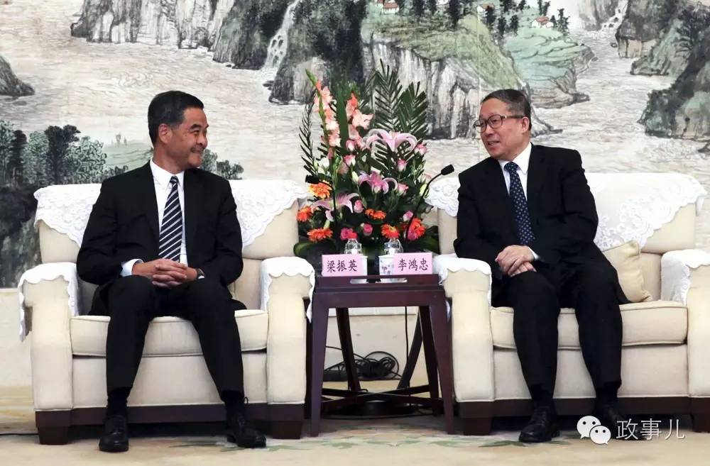 在2010年湖北省的“两会”上,李鸿忠在全国率先提出“弯道超越”理论,表示在借经济危机之机,提升湖北这样资源丰富、劳务成本较沿海低的中部地区省份。