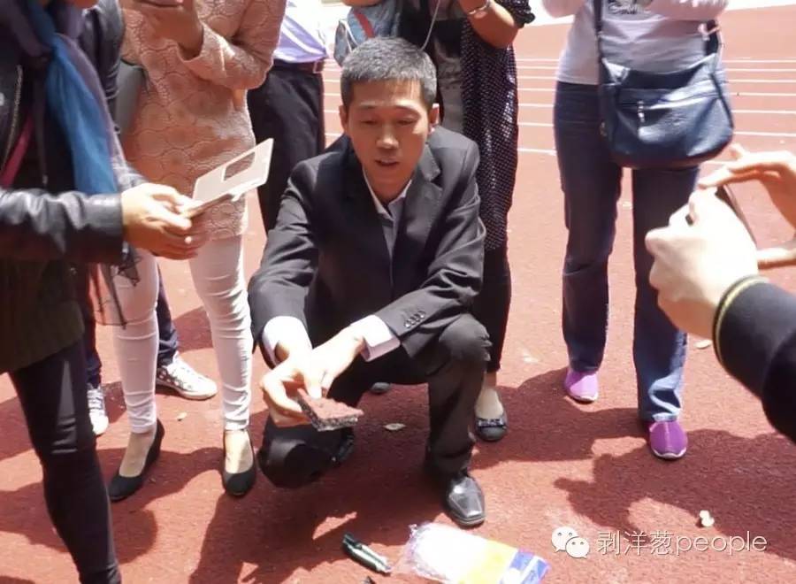 “老爸”魏文锋:与“毒书皮”“毒跑道”作战
