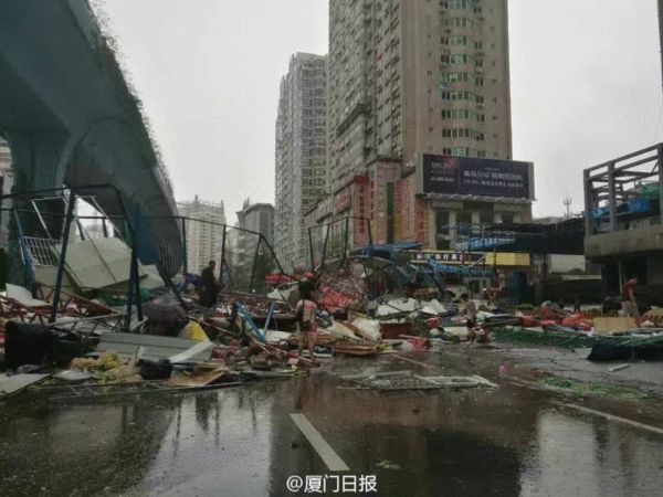 最强台风袭厦门:半夜3点窗户爆掉 声音像爆炸