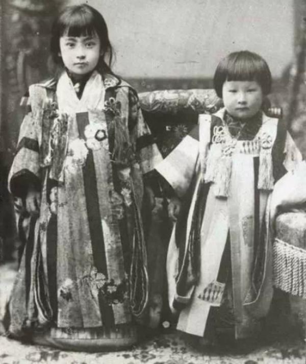 左侧为童年时的大川美佐绪(1898-2015),右侧是
