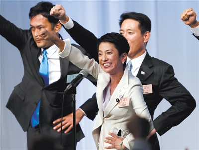 15日,莲舫当选日本最大在野党民进党新党首后挥拳庆祝。 图/视觉中国