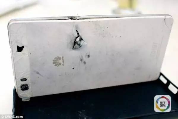 亚伯拉罕斯与死神擦肩而过,他回忆说:我醒来时,只觉得胸口烧得慌,就想看看烧的位置在哪儿,是否有血。