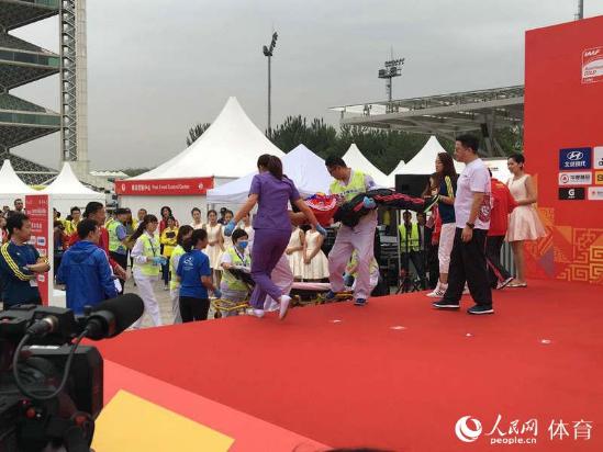女子冠軍杯醫(yī)護(hù)人員抬下
