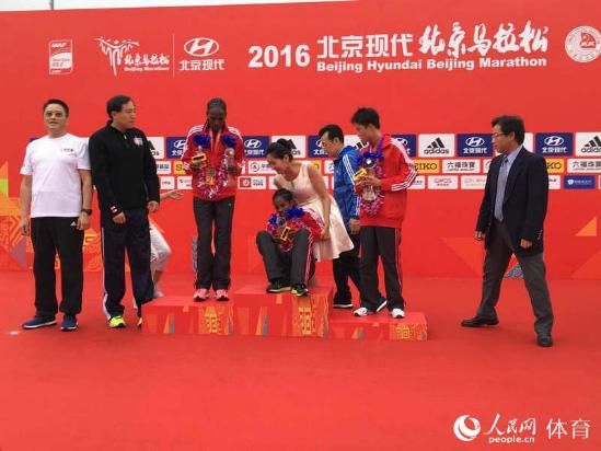 女子冠軍在領(lǐng)獎(jiǎng)臺(tái)上暈倒