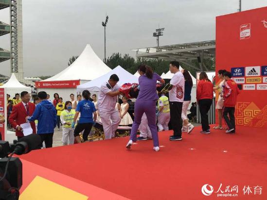 女子冠軍杯醫(yī)護(hù)人員抬下