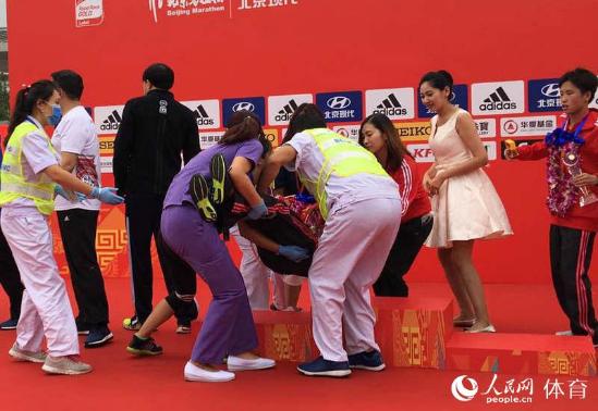 女子冠軍杯醫(yī)護(hù)人員抬下