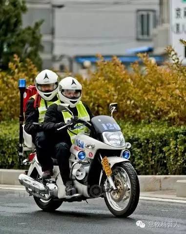 赛道内医疗救护车,多少辆我不清楚,但肯定不少于十辆。