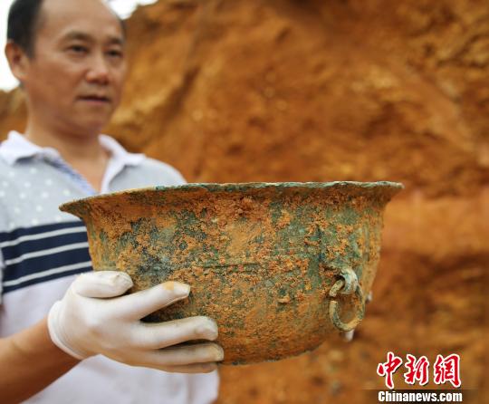 9月18日,江西省吉水县乌江镇大年夜勇村蓬下天然村挖出的青铜器“盆”。 廖敏 摄
