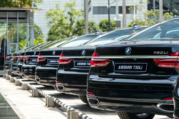 上海宝诚交付金茂君悦全新bmw 7系礼宾车