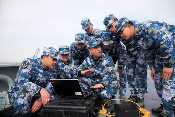 海洋测绘系教员在海军北海舰队某测量中队现场教学。(刘天阳摄)