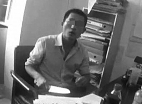 9月19日,河西一所高校办公室,梁一围寻觅易教师无果后,取出了一把瓜果刀。