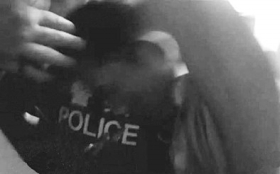 在5名民警的协力掌握下,梁一围手中的刀被夺走。 视频截图