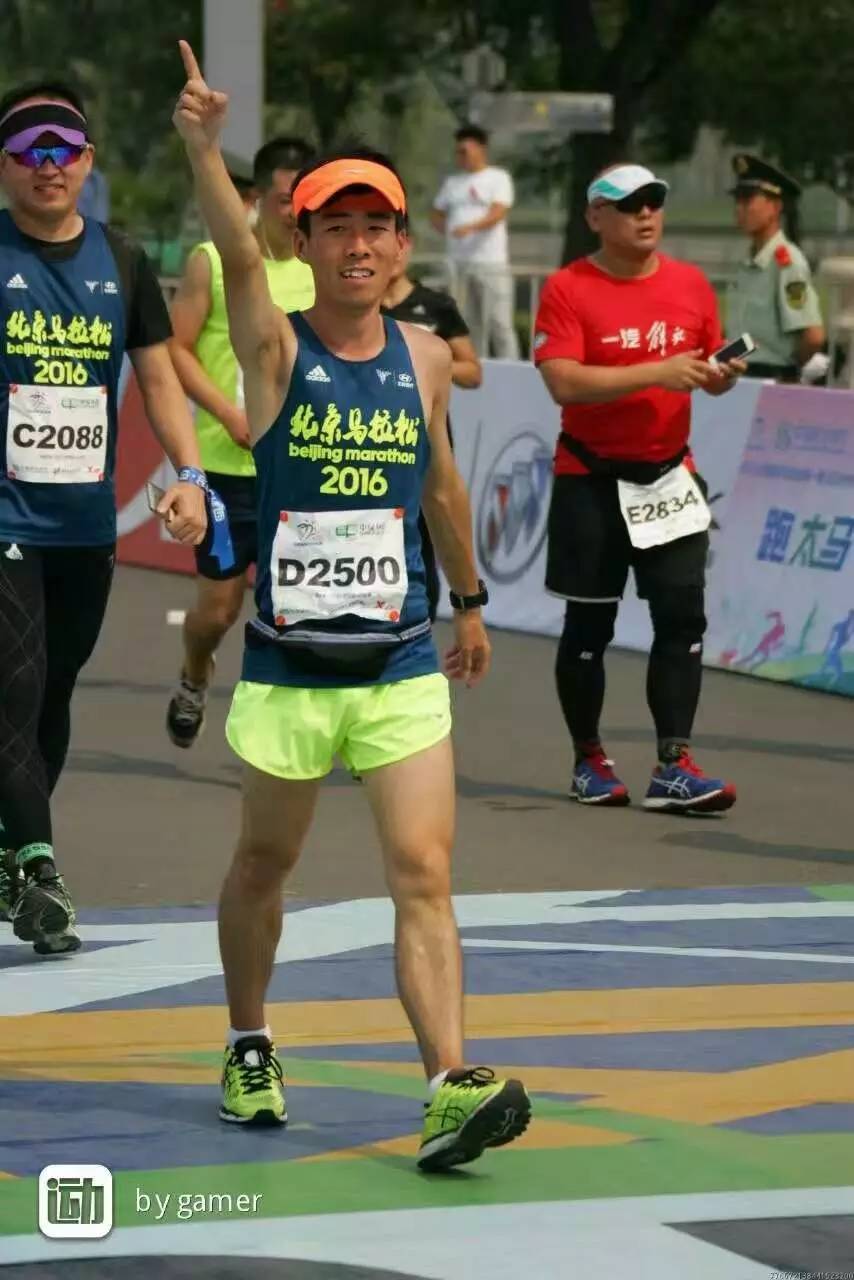 8点,一声枪响我们跨过起点计时毯,向梦想进发。