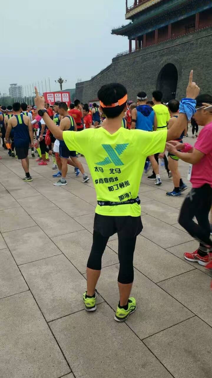 早上一早,我用医用纱布将我的两只脚下的泡再次裹上,穿上战袍,拿上行李,出发!