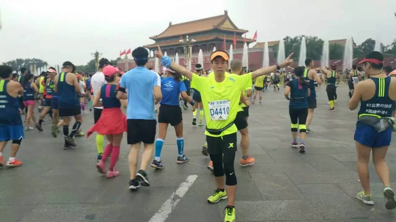 在马拉松的赛道上会遇到很多困难,我们谁也不知道下一秒会发生什么,即便已经累得感觉身体被掏空,即便疼的已经无法在忍受,即便跑步姿势已经明显变形,即便……,马拉松精神,坚持、毅力、朋友的鼎力相助,我们没有任何理由去放弃,而当我们冲破终点的那一刻,再苦再累,也要面对微笑,告诉自己,我就是英雄。