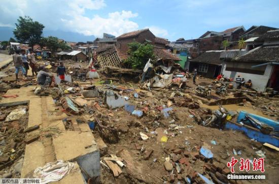 当地时间9月21日，印尼西爪哇省被洪涝及滑坡摧毁的房屋。当地因暴雨引发山洪和滑坡，目前已造成26人死亡，另有19人失踪。