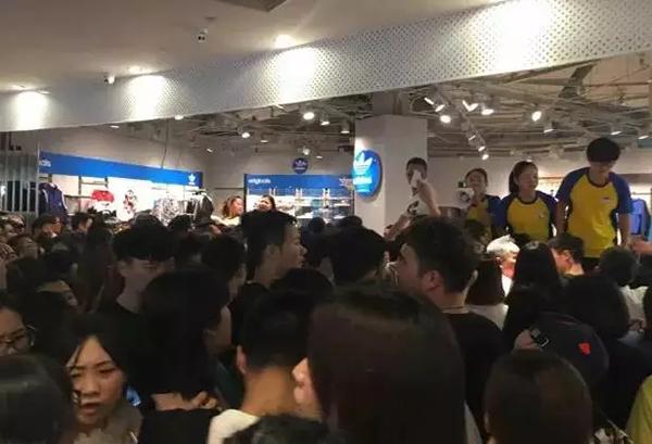 活动开始,商场内人群拥挤。