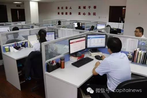天津市信访办工作人员处理网民留言
