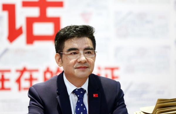 9月23日陈光标在南京召开新闻发布会,称同村人、黄埔公司原法人总经理张宏德联合副总蒋勇侵占黄埔公司3亿元利润并私刻大量公章。