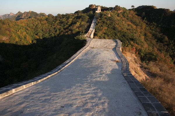 国家东北部,一段长城上的石子路,批判以为它抹去了这个陈腐标记性修筑的特征。(图像来历:美国《纽约时报》网站)