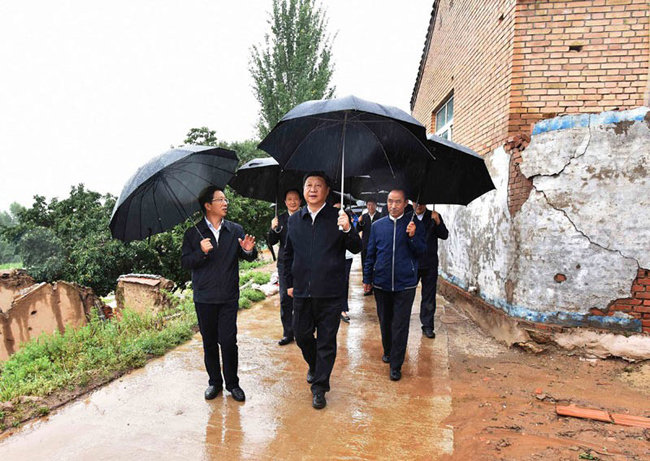 7月18日至20日,中共中央总书记、国家主席、中央军委主席习近平在宁夏调研考察。这是7月18日下午,习近平在固原市泾源县大湾乡杨岭村考察脱贫攻坚工作。新华社记者 李涛 摄