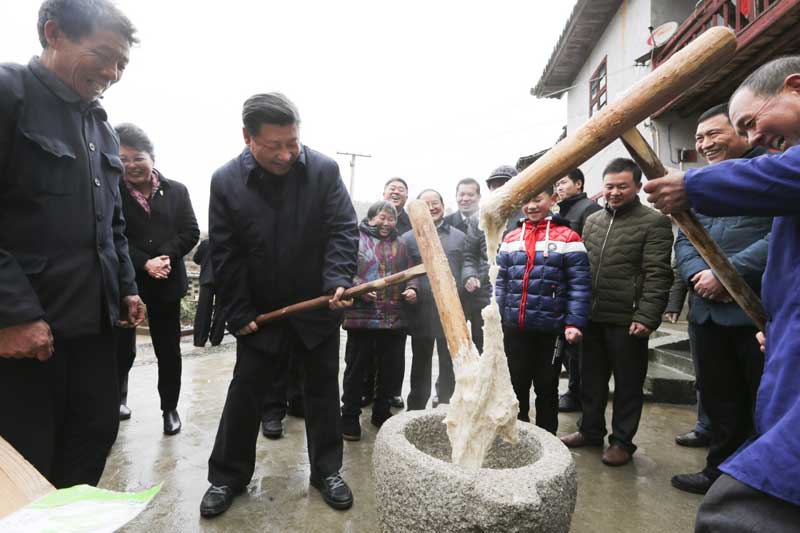 2016年2月1日至3日,中共中央总书记、国家主席、中央军委主席习近平来到江西,看望慰问广大干部群众和驻赣部队。这是2月2日,习近平在井冈山市茅坪乡神山村同村民一起打糍粑。新华社记者 兰红光 摄