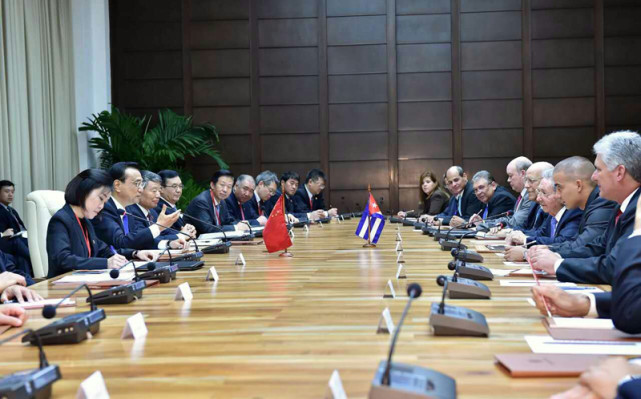 国务院总理李克强当地时间24日下午在哈瓦那革命宫同古巴国务委员会主席兼部长会议主席劳尔·卡斯特罗举行会谈。
