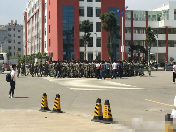 云南某校军事班学生持械参与百人群殴 场面骇人