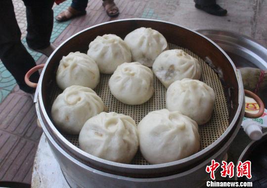 图为:当地早餐店所售的添加了含铝“泡打粉”的包子。 义乌警方供图