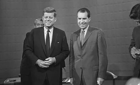 另一个经典案例是虽然尼克松和肯尼迪相差仅几岁，但在1960年美国史上首场总统电视辩论中，尼克松因生病而面容略显苍老的形象让其完败于形象阳光健康的肯尼迪。