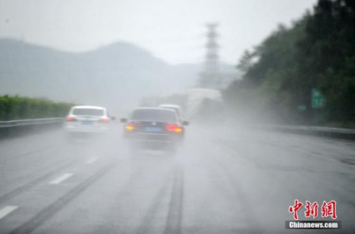 9月27日，強台風“鯰魚”給福建莆田帶來了強降雨，車輛紛紛減速行駛。中新社記者 張斌 攝