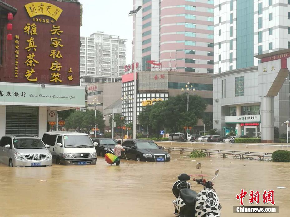 台风鲇鱼侵袭福州 街道被淹水没膝盖