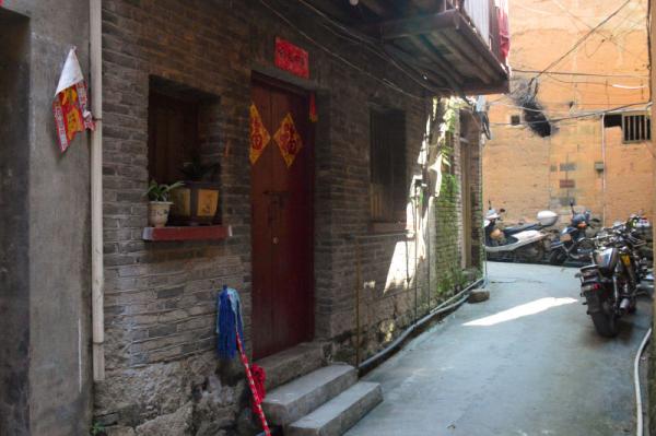 犯法怀疑人陈某某的家,大门舒展。 本文图像 曾玺凡 图