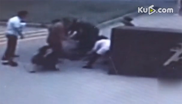 9月6日，山西省山阴县人民法院门口，一男子突然加速向前跑去，在法院门前将一女子扑倒在地。 本文图片均来自网络