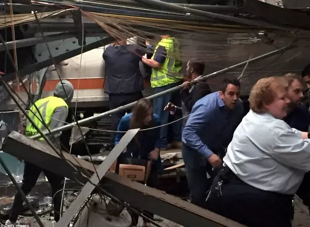 美国新泽西火车站早高峰发生脱轨事故致百余人